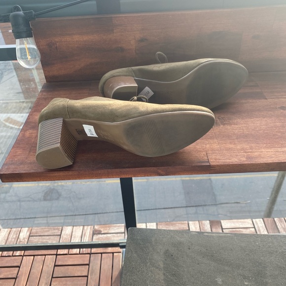 Naturalizer low heel shoes (super comfy) - Picture 3 of 4